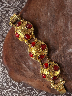 Bracelet vintage signé Chorange, en métal doré et résine rouge