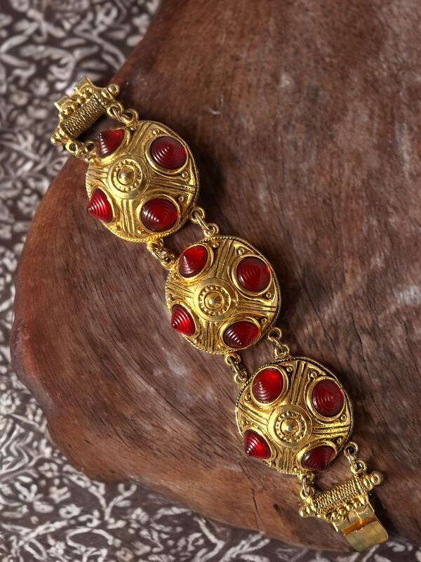 Vintage bracelet signed Chorange, in red resin