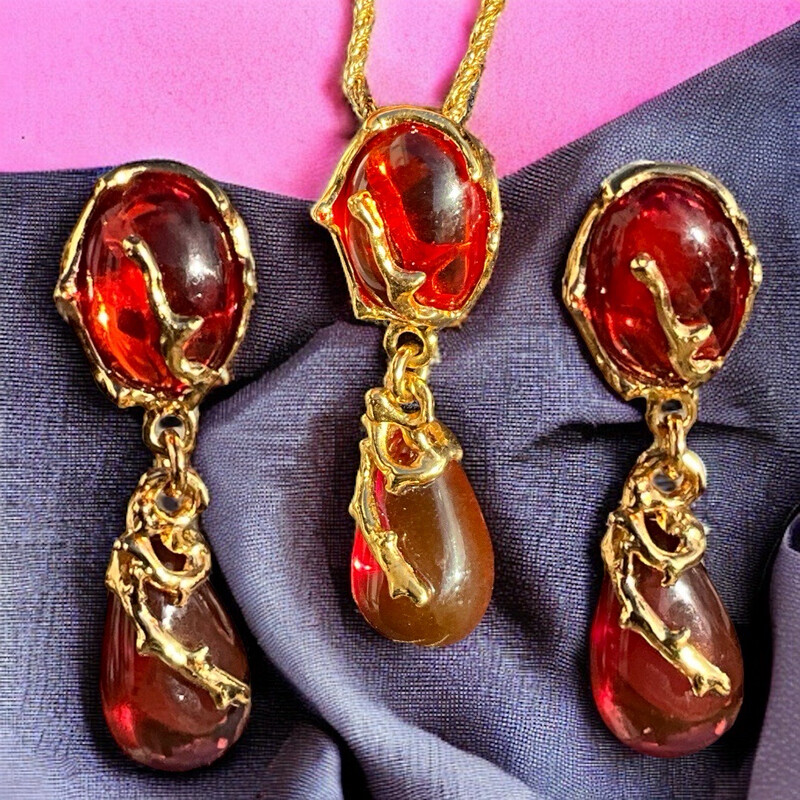 Ensemble de boucles d’oreilles / collier signé Yves Saint Laurent