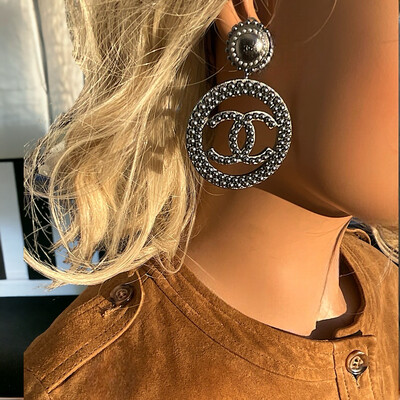Créoles Chanel de 2017 gun métal et micro perles