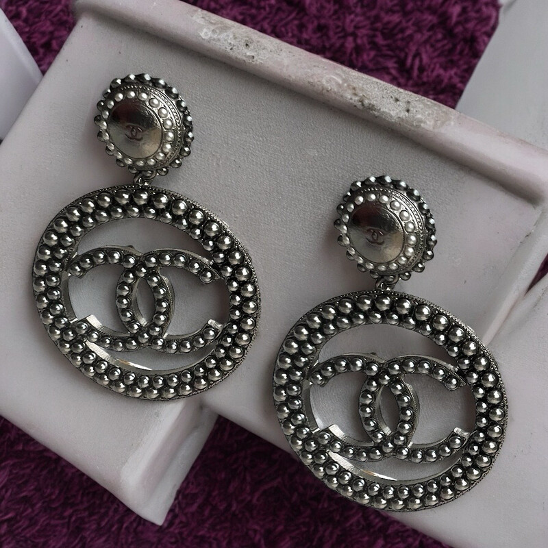  hoop earrings Chanel 2017 gun metal and micro beads