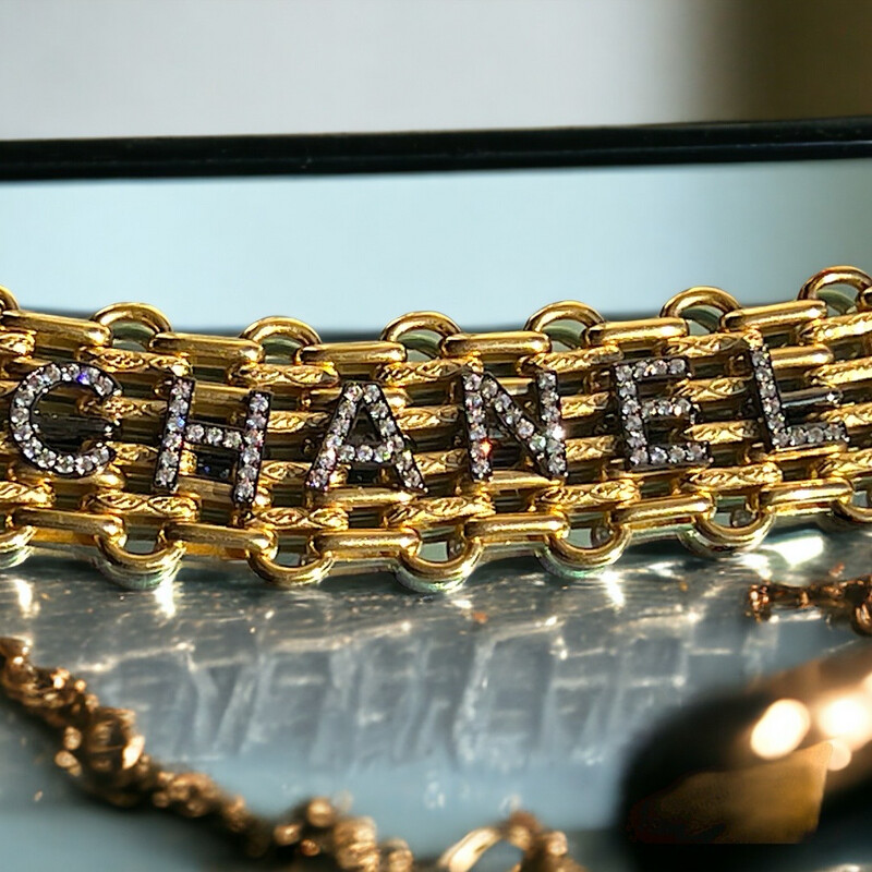Bracelet vintage signé Chanel, en métal doré