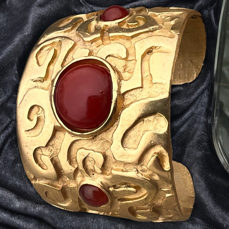 Manchette vintage signé Édouard Rambaud, cabochons rouges