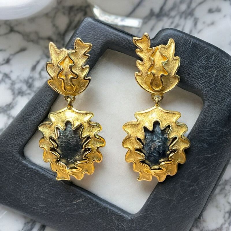 Boucles d’oreilles pendantes signées Lanvin