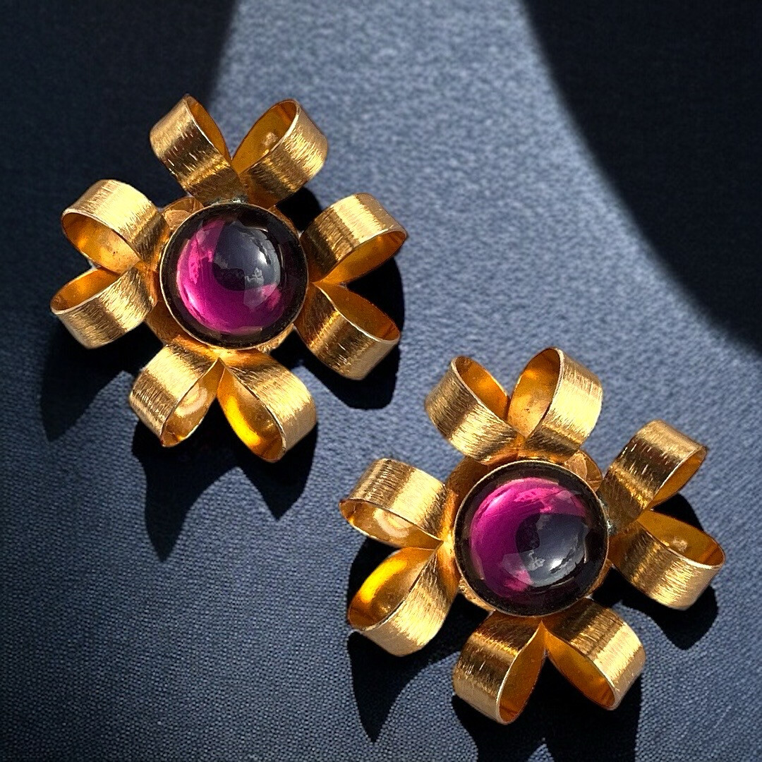 Vintage earrings in garnet-coloured glass paste
