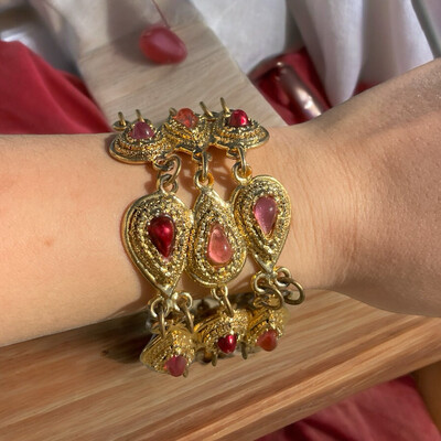 Bracelet vintage en résine rouge et rose, belle facture