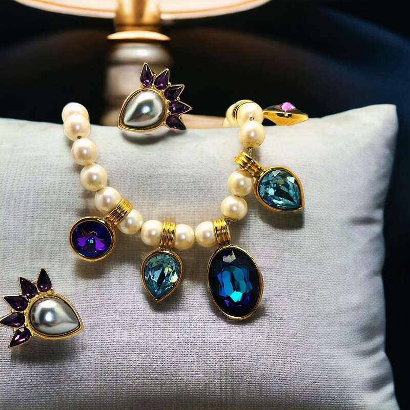 Elegant set of earrings and necklace signe Yves Saint Laurent