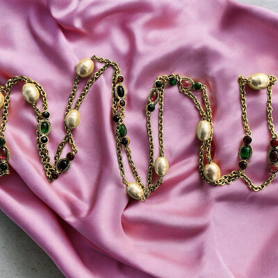 Sautoir vintage en métal doré avec perles et gripoix, signé Chanel 1984