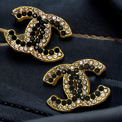 Boucles d’oreilles logo Chanel 2002 et cristaux de swarovski