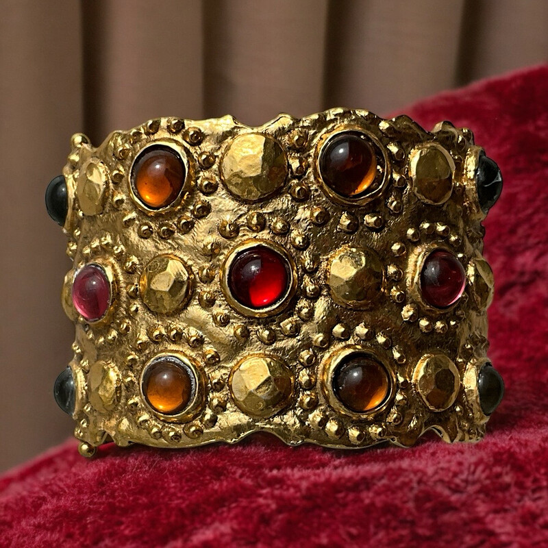Vintage cuff signed Chanel, in brass and gripoix