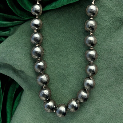 Collier vintage signé Christian Dior 1975, perles grises 