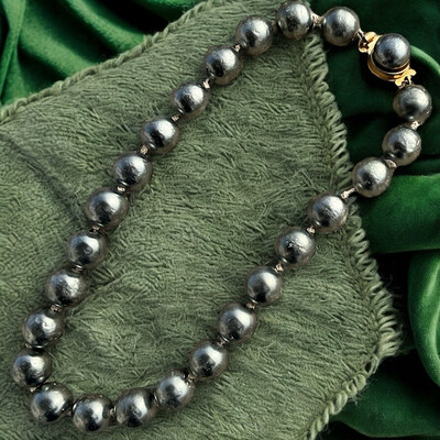 Collier vintage signé Christian Dior 1975, perles grises 