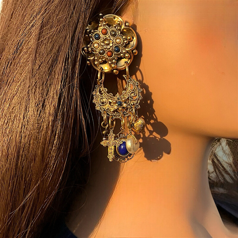 Oversized unsigned vintage earrings, in gold metal