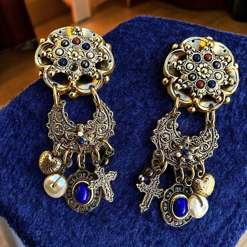 Oversized unsigned vintage earrings, in gold metal