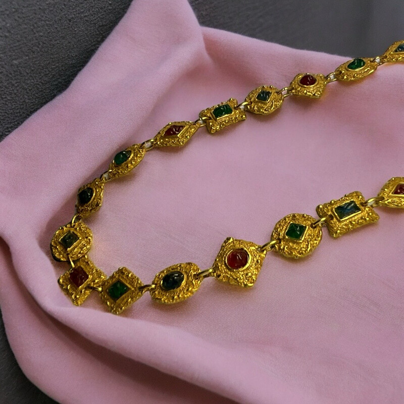 Vintage necklace in unsigned resin of pretty quality