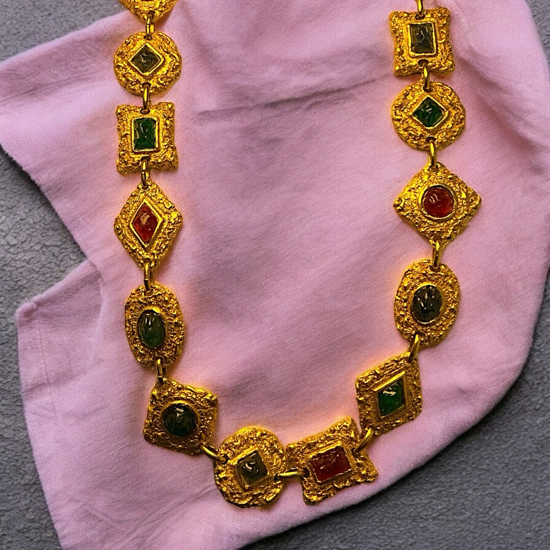Vintage necklace in unsigned resin of pretty quality