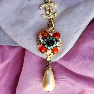 Collier multi chaînes vintage pendentif cristal multi couleurs se terminant par une perle 