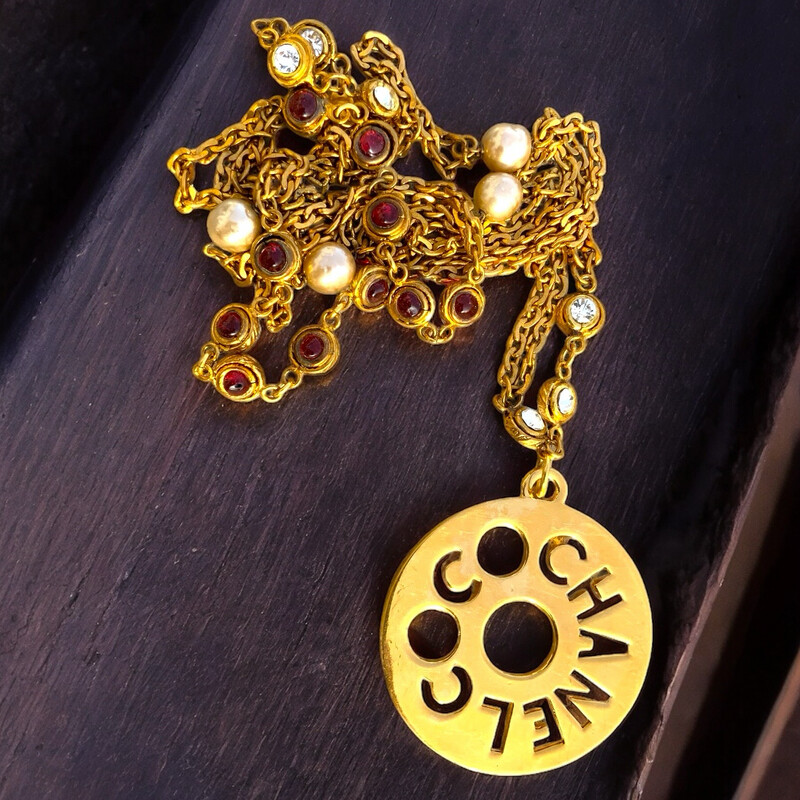 Vintage necklace signed Chanel gold metal, gripoix and pearls