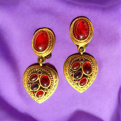 Boucles d’oreilles pendantes vintage cœur, et gripoix rouges, signées Oscar de La Renta