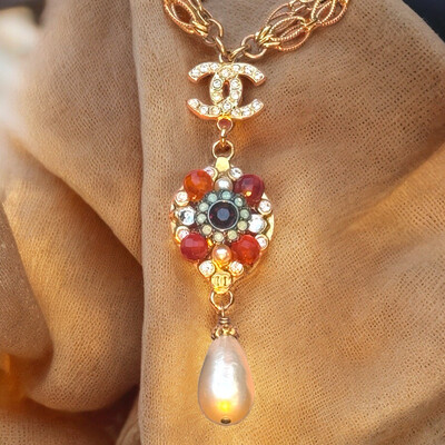Collier multi chaînes vintage pendentif cristal multi couleurs se terminant par une perle 
