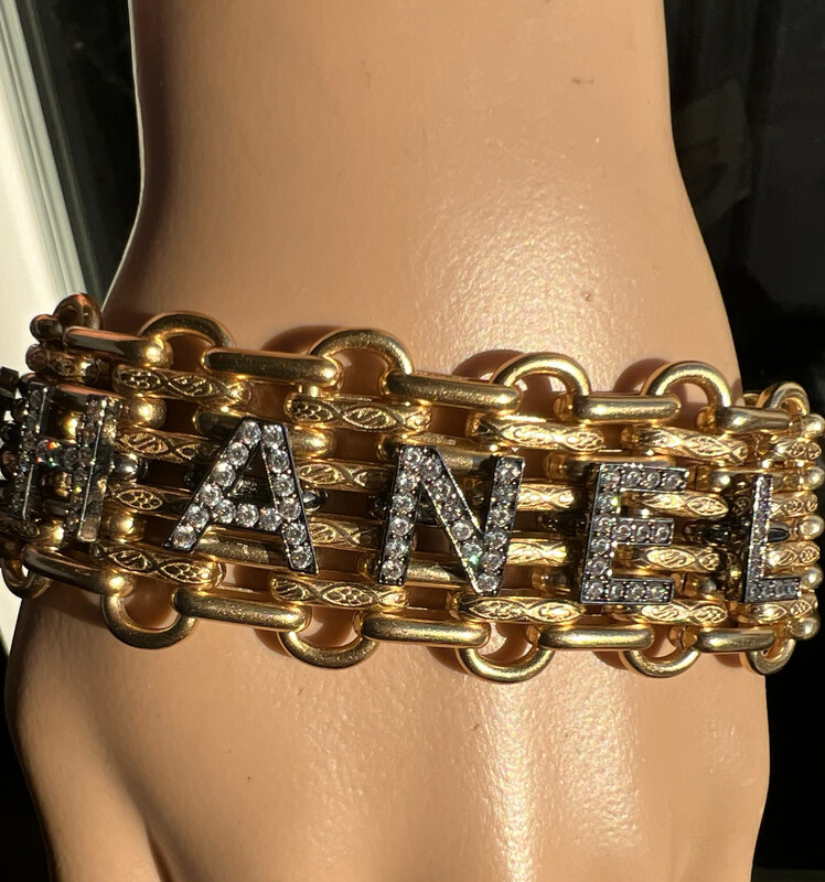 Bracelet vintage signé Chanel, en métal doré