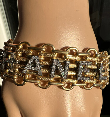 Bracelet vintage signé Chanel, en métal doré