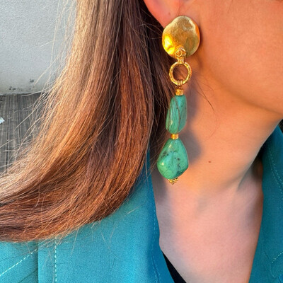 Boucles d’oreilles pendantes vintage Chanel, résine turquoise