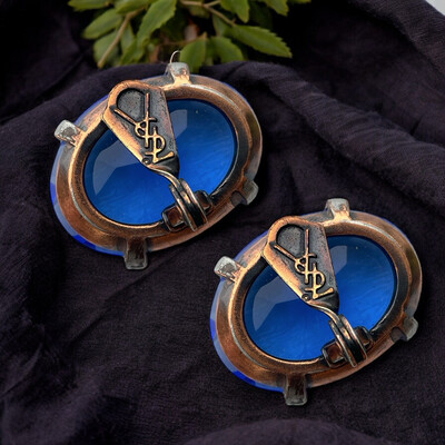 Boucles d’oreilles vintage en cristal de Swarovski couleur bleu royal, signées Yves Saint Laurent