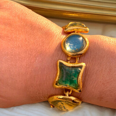 Bracelet vintage en résine aux tons bleus et verts, signé L’Or du Soir