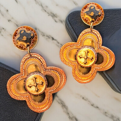 Boucles d'oreilles pendantes vintage croix en métal cuivré, Saint-Tropez