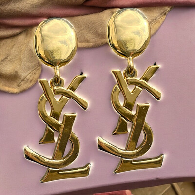 Boucles d’oreilles vintage, grand logo Yves Saint Laurent en métal doré 