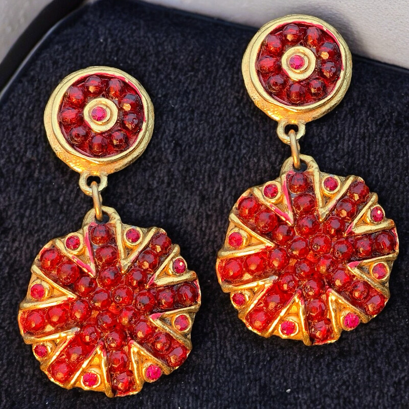 Boucles d’oreilles pendantes signées Jacky de G, cristaux rouges