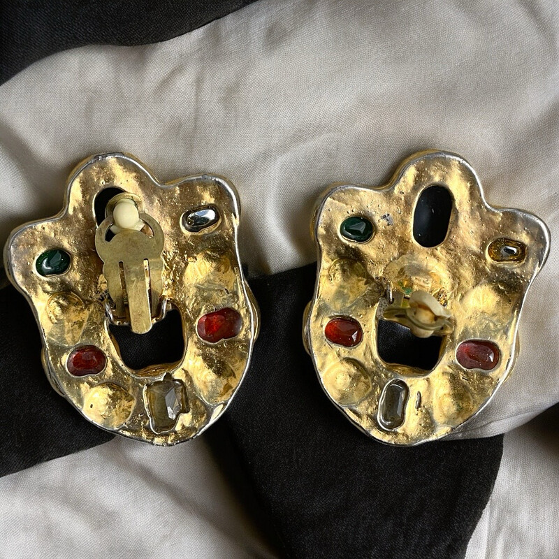 Vintage earrings abstract shape unsigned black cabochon and resin