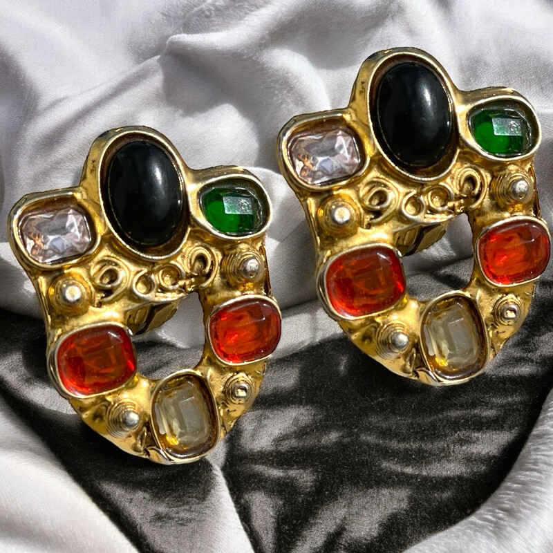 Vintage earrings abstract shape unsigned black cabochon and resin
