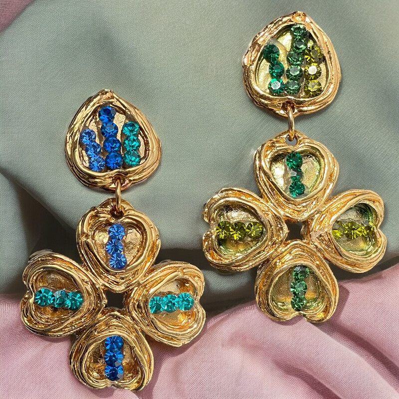 Hanging earrings in both colours, signed Jacky de G