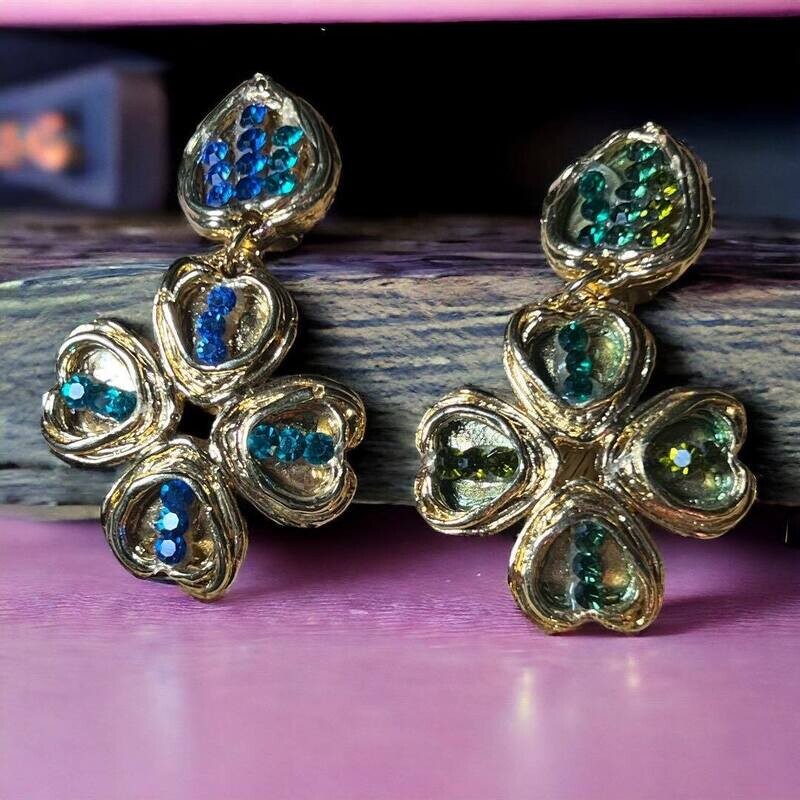 Hanging earrings in both colours, signed Jacky de G