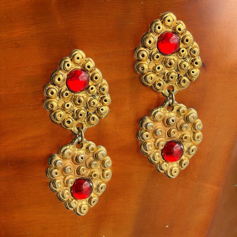 Boucles d’oreilles pendantes signé Philippe Audibert, métal doré et résine rouge