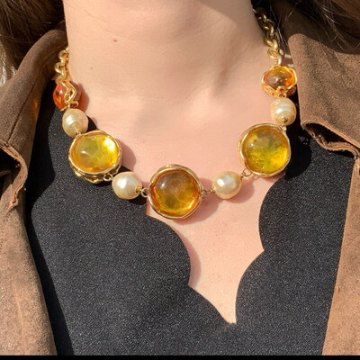 Collier vintage résine jaune et ambrée, gripoix perles, signé Yves Saint Laurent