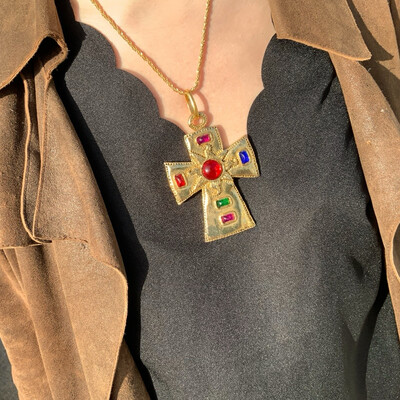 Collier pendentif croix oversize vintage non signé, cabochons multicolores 