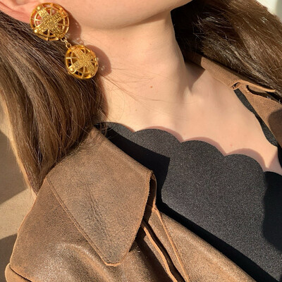Boucles d’oreilles pendantes vintage en métal doré plaqué or Chanel