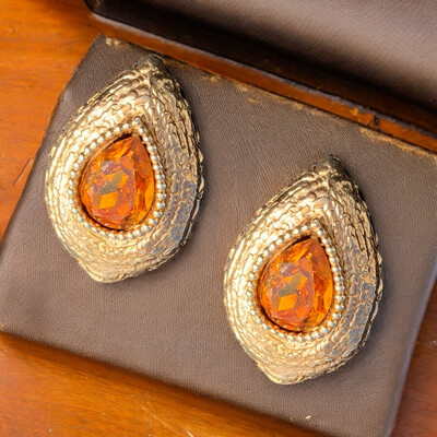Boucles d’oreilles vintage signées Yves Saint Laurent Rive Gauche, cristal de Swarovski ambré