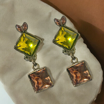 Boucles d’oreilles vintage pendantes Sophie Goetsch cristal péridot et ambre 
