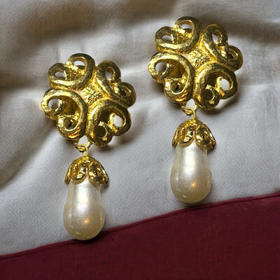 Boucles d’oreilles vintage gripoix effet perles et métal doré, Yves Saint Laurent