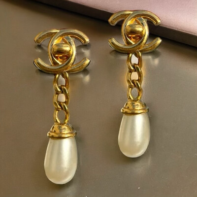 Boucles d’oreilles vintage turnlock Chanel 1997, gripoix perles
