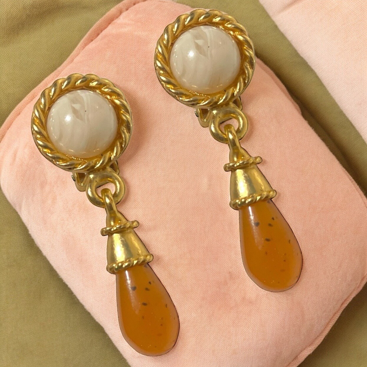 Boucles d’oreilles pendantes vintage non signées pâte de verre ambrée