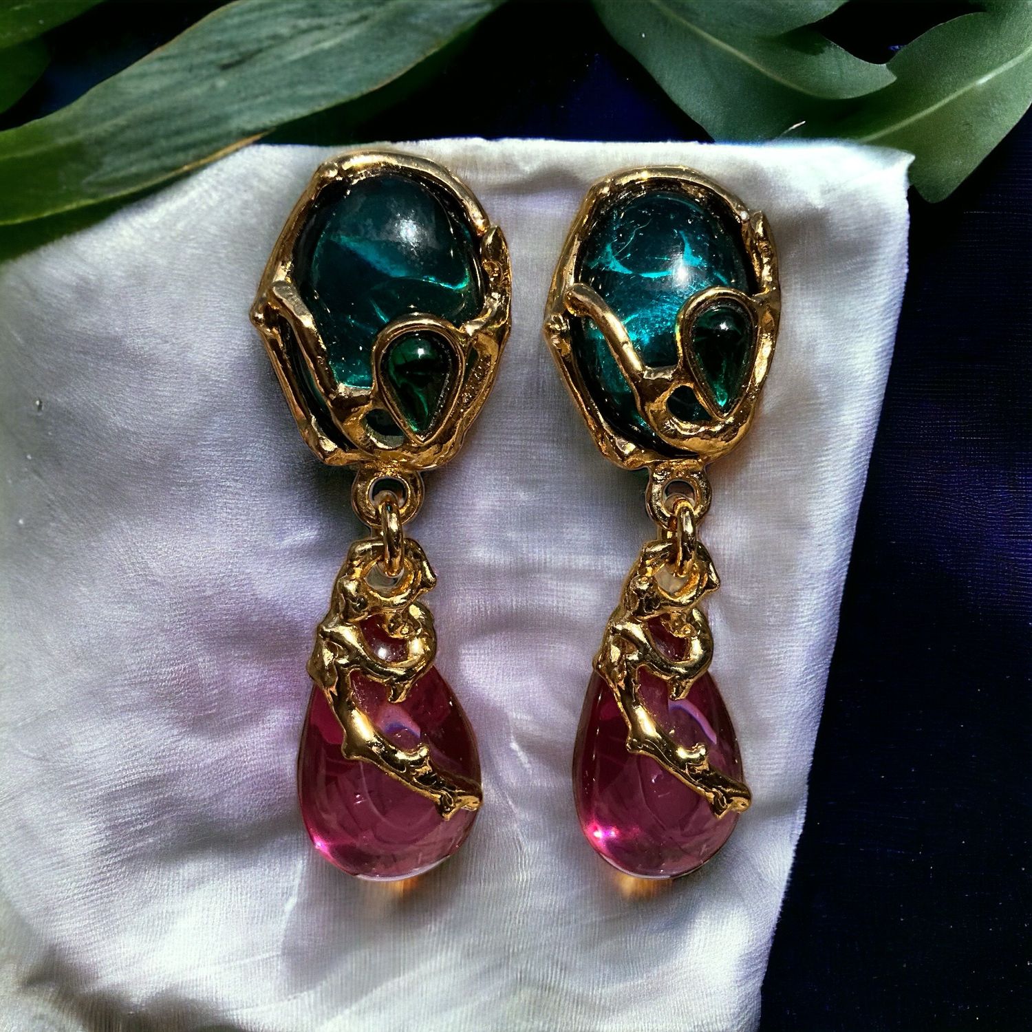 Boucles d oreilles  pendantes vintage Yves saint Laurent  