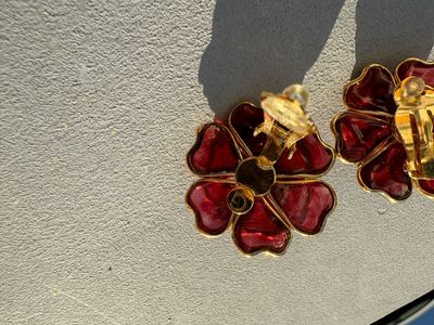 Superbes  boucles   d ‘oreilles vintage camélias, rouges bordeaux, signés Gripoix