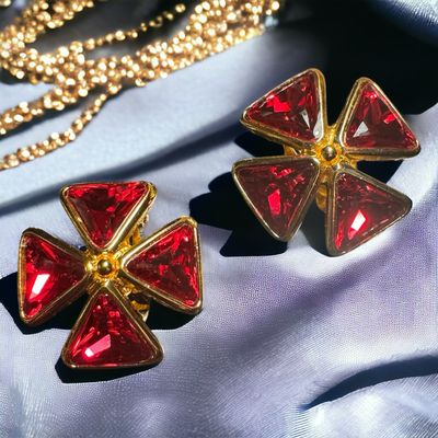 Boucles d’oreilles  Vintage Yves Saint-Laurent, croix Swarovski rouges , jamais portées 