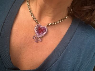 Collier Chanel en cœur et pendant logo Swarovski Bordeaux et fuchsia 