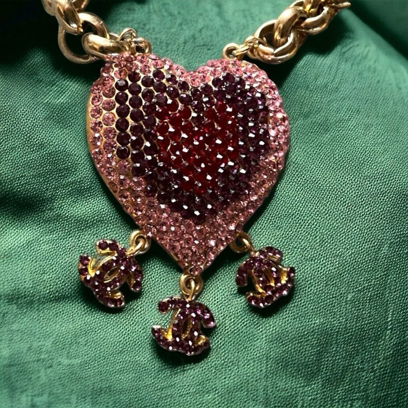 Chanel necklace in heart and pendant logo Swarovski Bordeaux and fuchsia